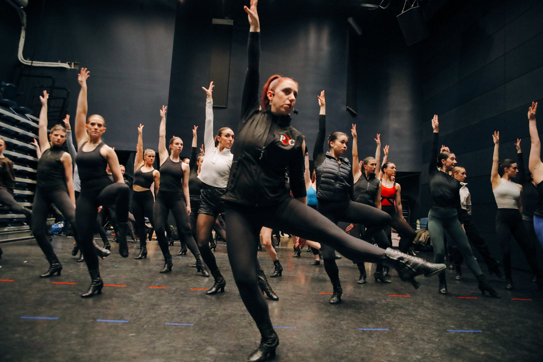 Full workshop group training synchronized kicks with an instructor